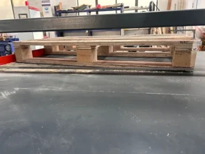 feeding wooden pallet into pallet dismantling machine